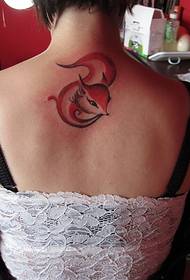 ženska slatka mala lisica tetovaža na leđima