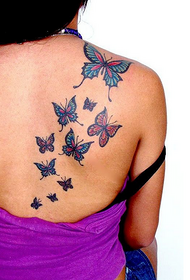 女孩肩膀美麗的蝴蝶紋身