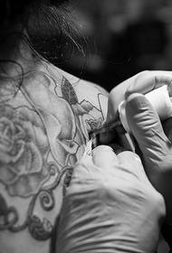 žena leđa tetovaža 93105 - crtani anime lik tetovaža na leđima