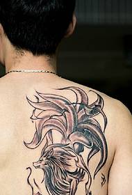 la modelul de tatuaj de animale alb-negru pe spate