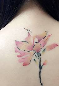 un fiore di loto sul retro di un tatuaggio di loto è molto sexy