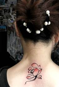 Chica de vuelta estilo europeo hermoso patrón de tatuaje de loto