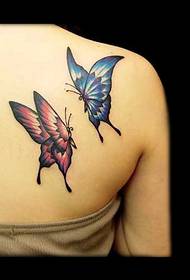 Tatuaż motyla tańczący na plecach