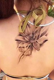95 mazas meitenes muguras lotosa tetovējums