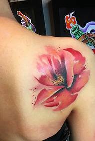 длинноволосая девушка с цветочным тату на спине