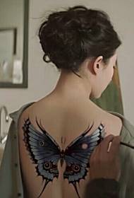 ένα χαριτωμένο τατουάζ πεταλούδας στο πίσω μέρος της ευγενικής θεάς
