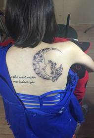 meisje terug mooi uitziende maan rose tatoeage