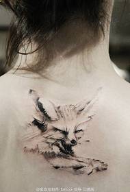 纹在女性背部凶猛的狐狸