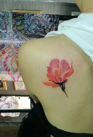 chica de vuelta un patrón de tatuaje de flor preciosa