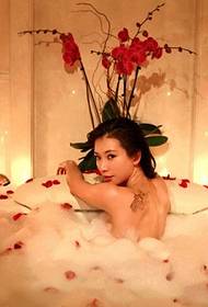 「富春山荘」林チーリンの香りの入浴ショーのタトゥー