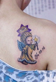 Meisies oulike oulike tatoeëermerke vir klein engeltjies op die skouers