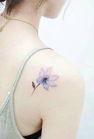 la peau blanche avec un petit tatouage de fleurs fraîches est très bonne 93162 - motif de tatouage de tête de lion dominateur fier