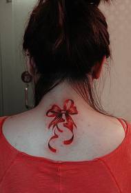bellissimo tatuaggio con fiocco sulla schiena femminile