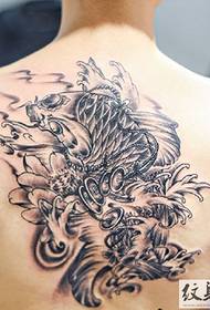 esquena tatuatge de calamar