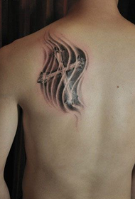 vyro pečių juodos ir baltos kryžiaus tatuiruotė