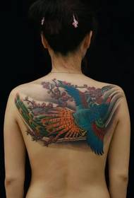 flicka tillbaka målad påfågel tatuering