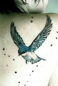femelă din spate care zboară mic tatuaj de pasăre