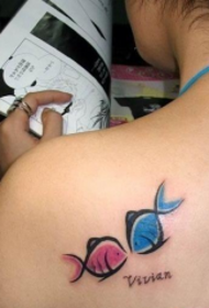 pequeño patrón de tatuaje de Piscis en la espalda fresca