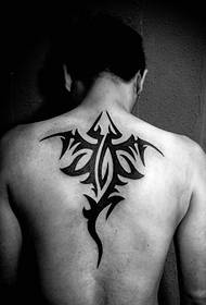 ແບບຫຼັງຈາກການສັກຢາ tattoo Back Backem ແມ່ນບໍ່ສາມາດລືມໄດ້