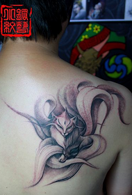 tatuagem de raposa de nove cauda linda masculina de volta