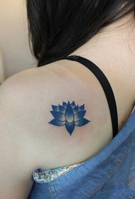 肩の新鮮な青い小さな蓮のタトゥー