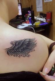 ------------------------------------------- Bir lotus dövmesi dövmesi olan kız