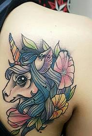 krāsains zirga tetovējums ir ļoti glīts