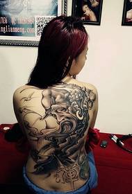 långt hår sexig skönhet tillbaka med Guan Gong tatuering