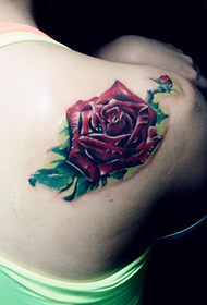 tatuaggio spalla rosa rossa