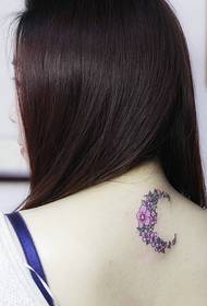 κορίτσι πίσω μικρά φρέσκα φεγγάρι σε σχήμα στεφάνι τατουάζ μοτίβο