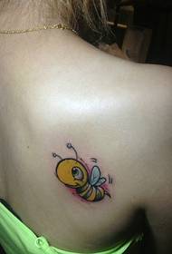 生后背一只可爱小蜜蜂纹身图片