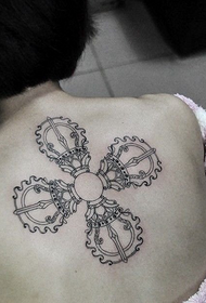 女生背部创意图腾十字架纹身