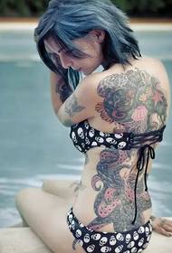 Nach dem kurzen Haar Schönheit im Pool zurück Persönlichkeit Tattoo-Muster
