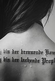 djevojka s dugom kosom leđa engleska riječ uzorak tetovaže