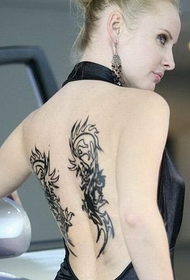 fortryllende skønhed tilbage totem tatovering