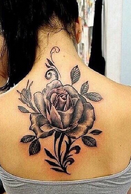 dievčatá vyzerajú dobre čierno-sivé ruže tetovanie