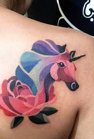 schiena loto acquarello e cavallo motivo misto tatuaggio