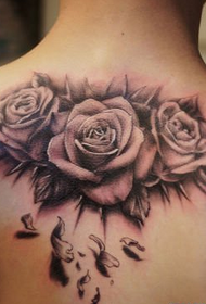 nugaros juodos ir baltos rožės tatuiruotė