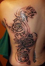 sievietes muguras glīts melnpelēks rožu tetovējums