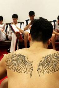 bintang Wang Shipeng tato sayap belakang