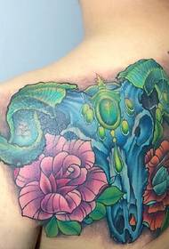 bela foto de tatuagem de flor com cores diferentes nas costas