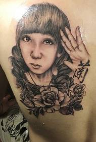 Back cute cute girl un ritrattu di mudellu di tatuaggi