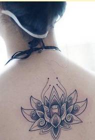 tatuaje de loto bastante simple espalda femenina