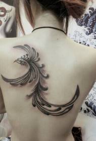 jednoduché fénixové tetování na zadní straně dívky