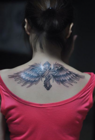 dievča späť krásne módne kríž krídla tetovanie vzor