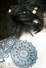 girls back simple line tattoo flower tattoo picture