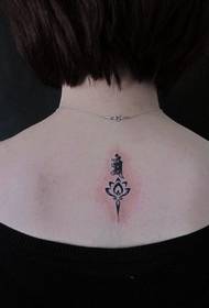 vacker liten lotus totem tatuering kropp tatuering
