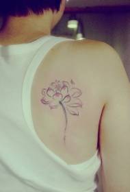 modèle de tatouage lotus simple dos homme