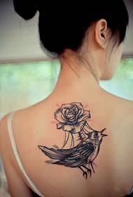ljepota leđa ruža ptica skica tetovaža uzorak