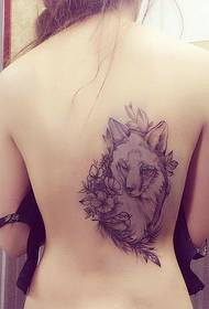 Καλύπτοντας ένα μικρό μέρος του πίσω μέρος του τατουάζ τατουάζ αλεπού